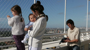 Mreza, ki varuje pred padcem z balkona.