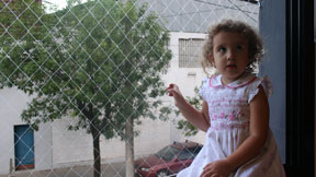 Mreza, ki varuje otroka pred padcem z okna.