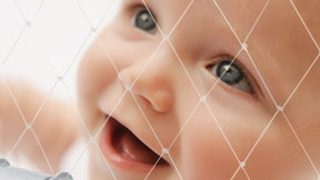 Mreza, ki varuje otroka pred padcem